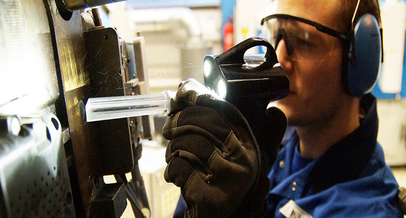 DRYICEBLASTING_INDUSTRIES_PLASTICSCOMPOSITES_MOLDCLEANING (1) OSC team member using dry ice blasting