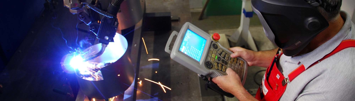 robotic welding operator using machine to determine efficient welding processes